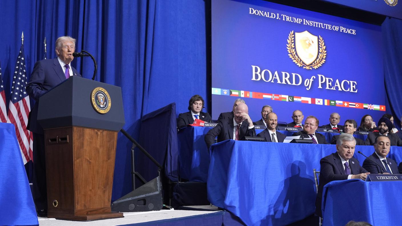 Donald Trump presiede il Board of Peace