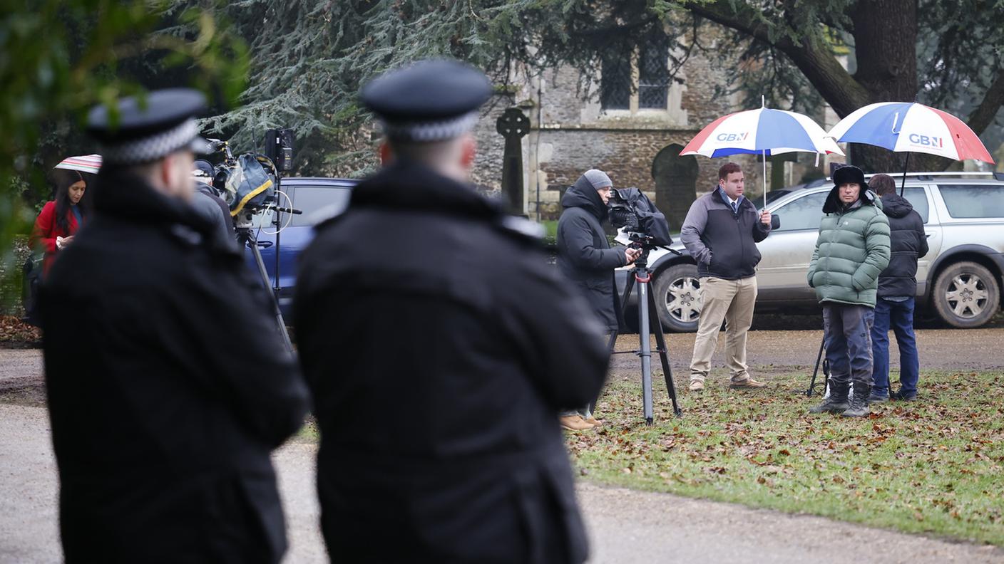 Agenti di polizia fuori da Wood Farm, dove l'ex principe Andrea è stato prelevato giovedì mattina