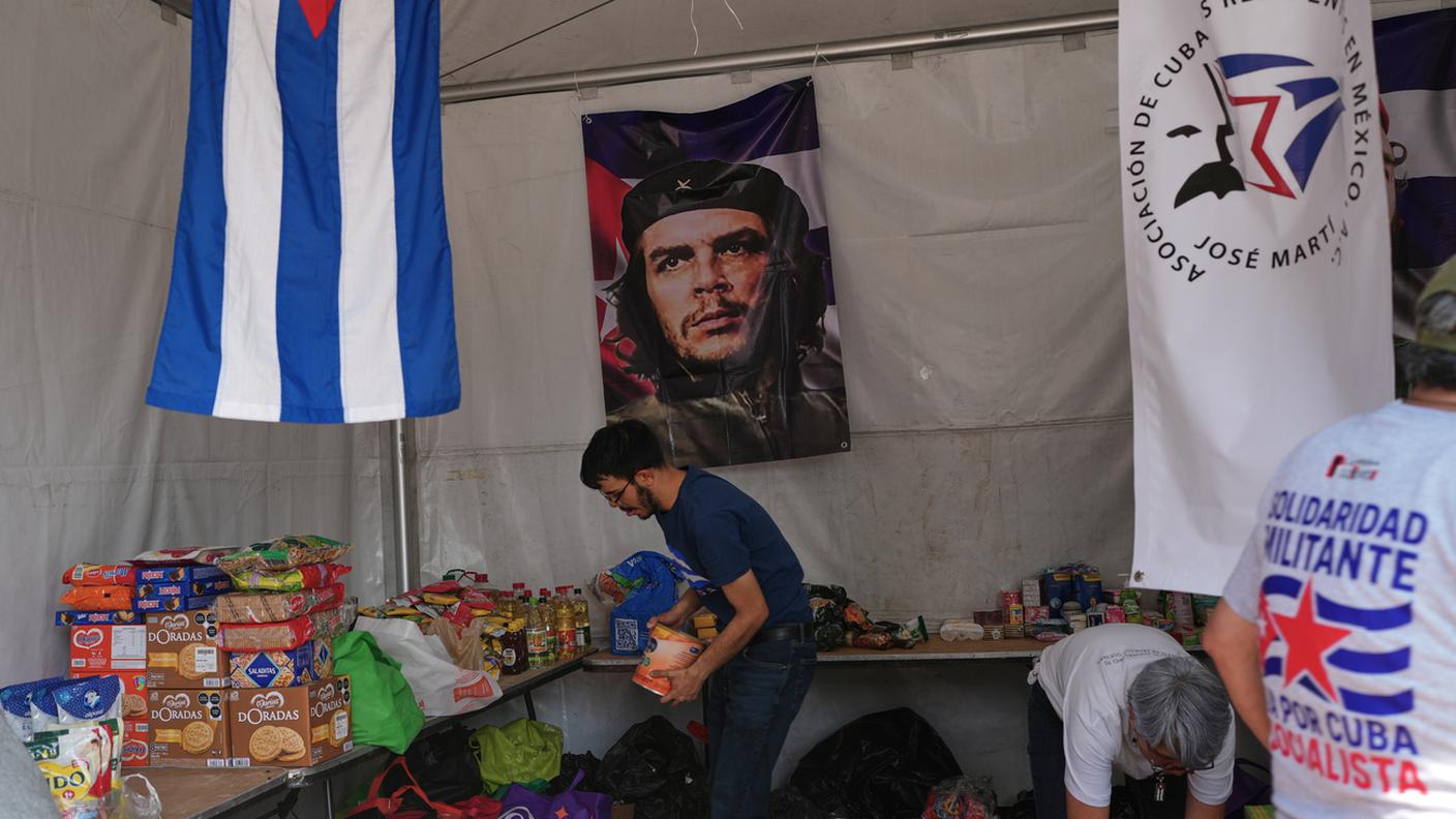 Un volontario sistema le provviste presso un centro di raccolta di aiuti per Cuba nello Zocalo di Città del Messico, 16 febbraio 2026