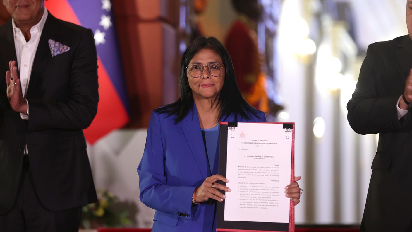 La presidente ad interim del Venezuela Delcy Rodriguez mostra la legge per l'amnistia appena firmata