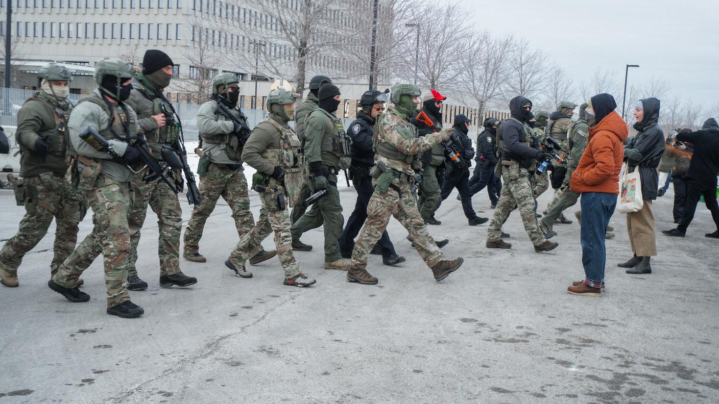 Agenti dell'ICE mentre cercano di disperdere i manifestanti all'esterno di un edificio federale a Minneapolis