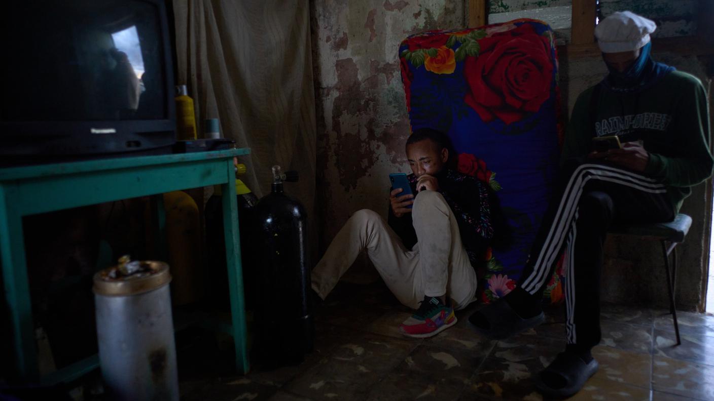 Dei giovani durante un blackout programmato per razionare l'energia, a Santa Cruz del Norte