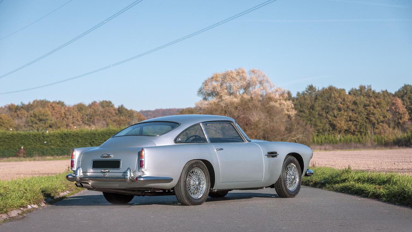 Tra le marche protagoniste delle aste a quattro ruote non manca Aston Martin