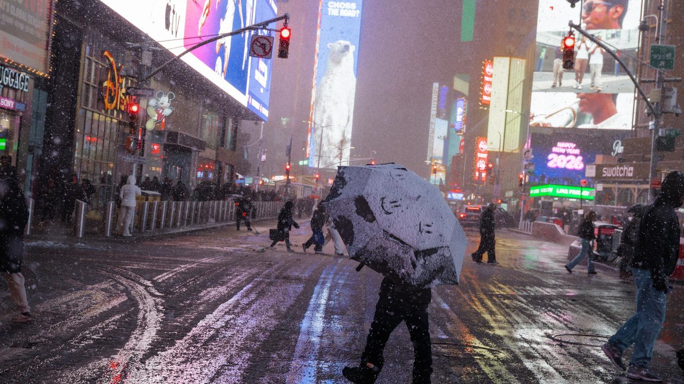 Times Square a New York sotto la neve della bufera che ha investito la metropoli domenica