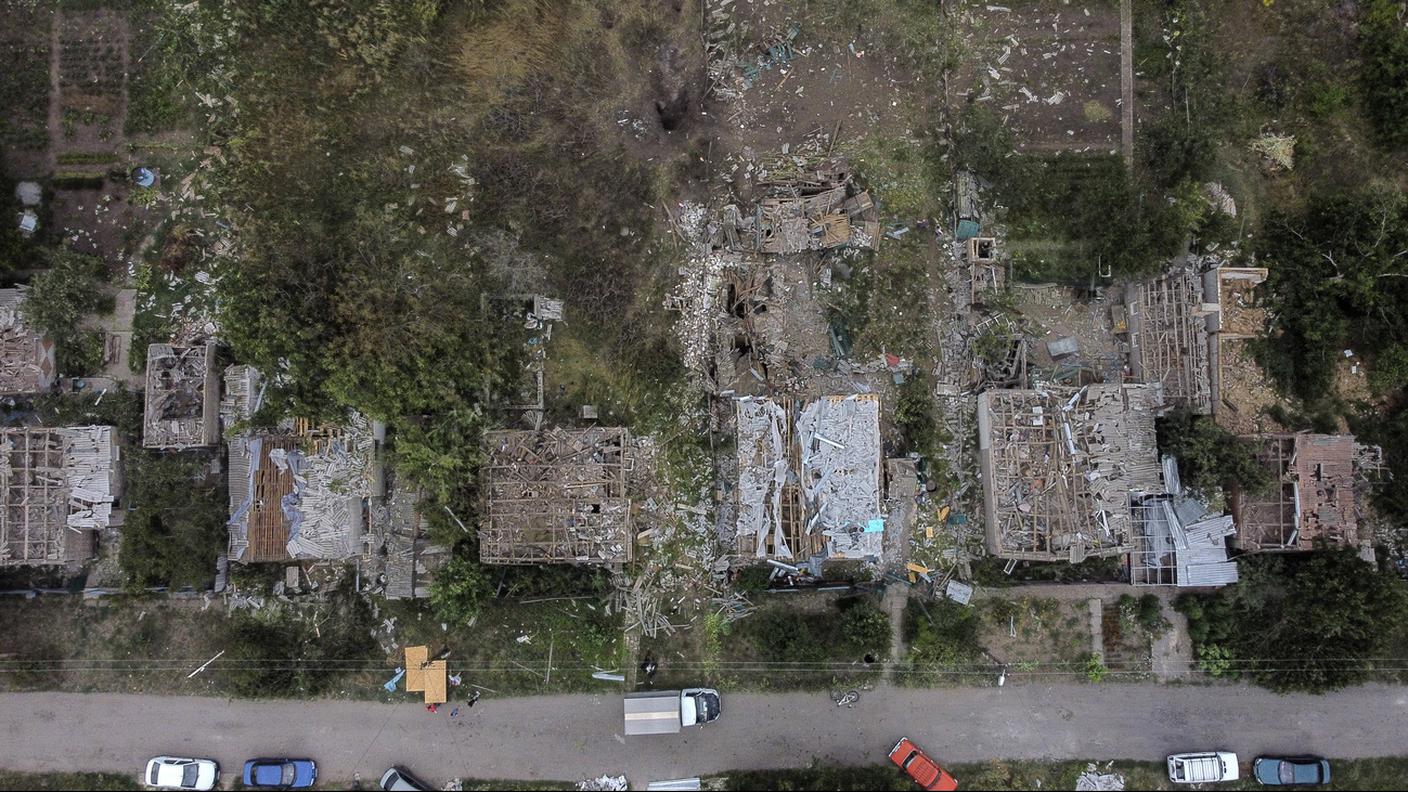 Attacco russo danneggia alcune abitazioni a Kramatorsk, nella regione del Donetsk.