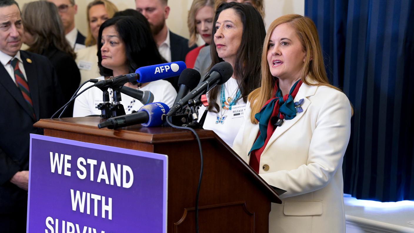 Liz Stein, vittima degli abusi di Epstein, alla Conferenza del Democratic Women's Caucus
