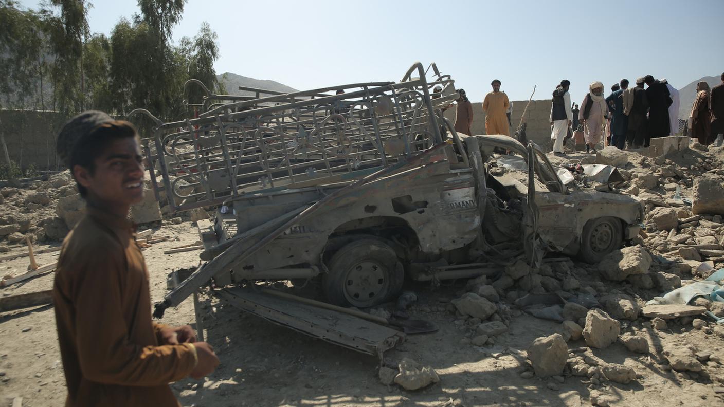 Residenti di una provincia di confine afghana sul luogo di un attacco aereo pachistano