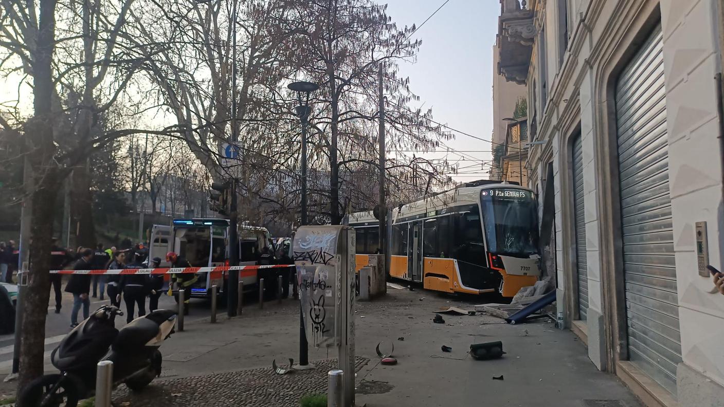 Il tram della linea 9 deragliato a Milano, finendo contro un edificio