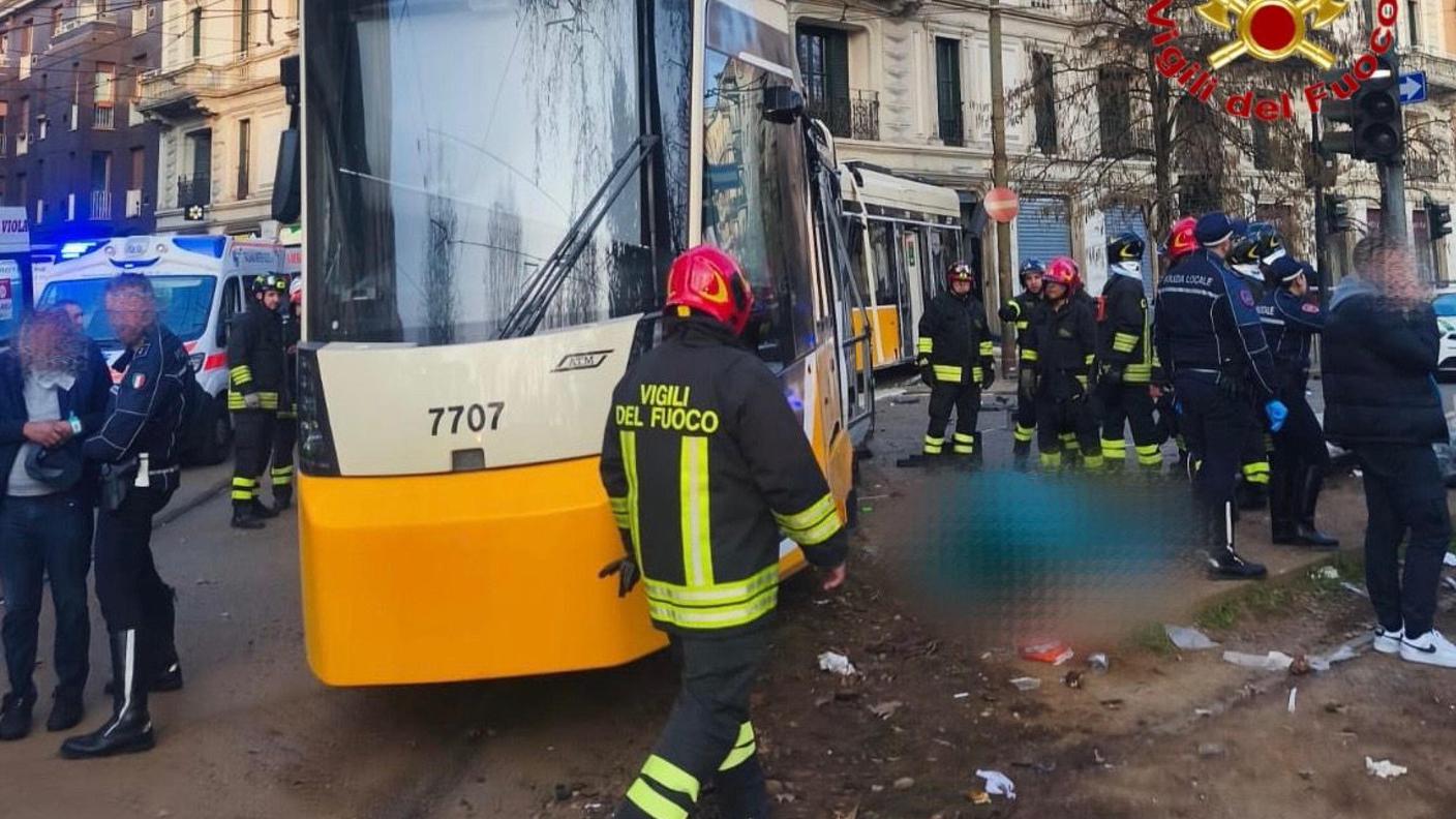 I vigili del fuoco attorno al tram deragliato
