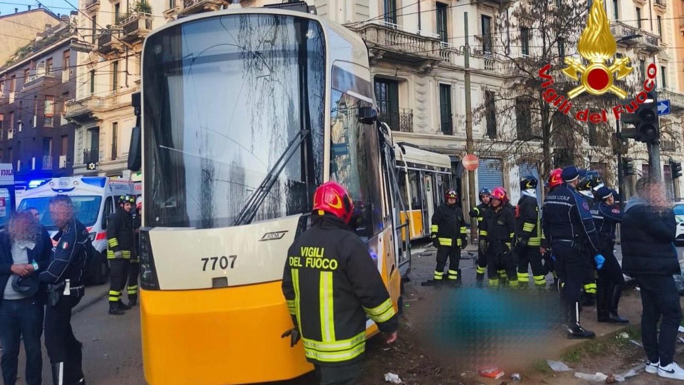 I vigili del fuoco attorno al tram deragliato