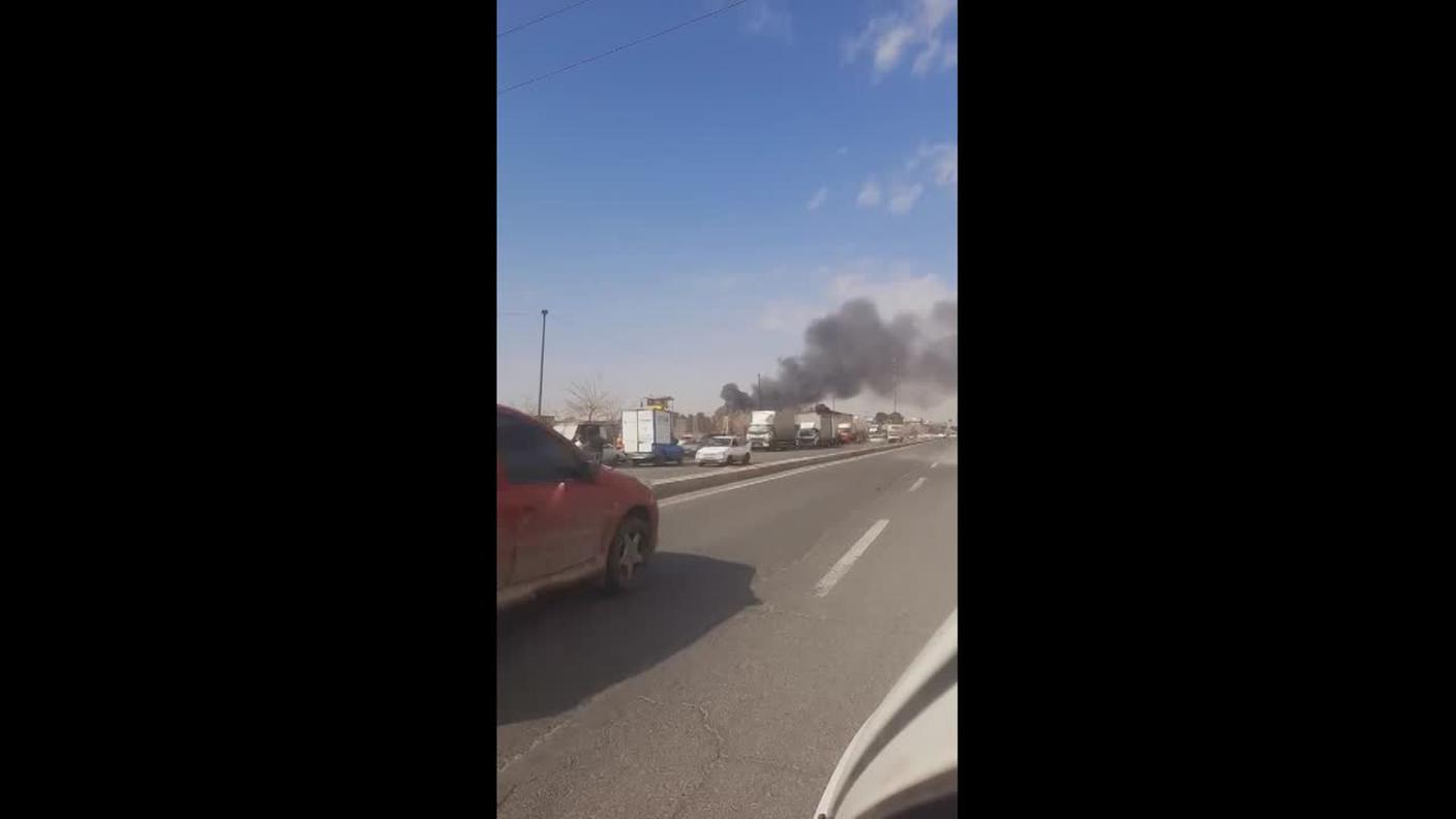 Colonne di fumo visibili nella periferia ovest di Teheran