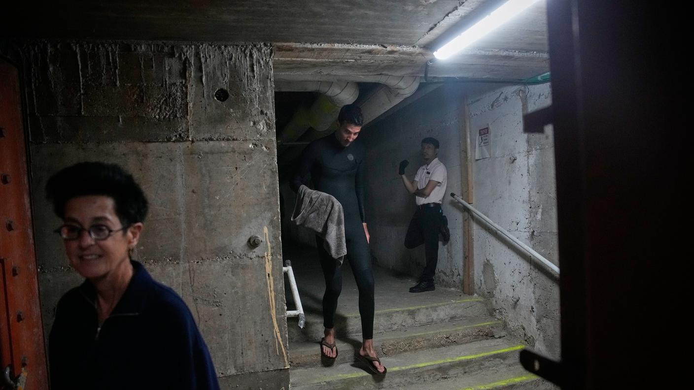 Tre persone entrano in un rifugio a Tel Aviv