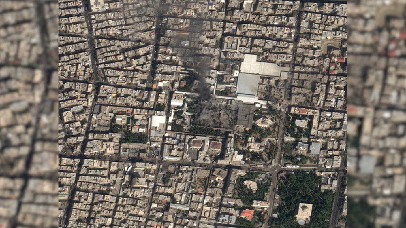 Un'immagine satellitare di Airbus mostra il fumo che si alza dal complesso del leader supremo iraniano Ayatollah Ali Khamenei