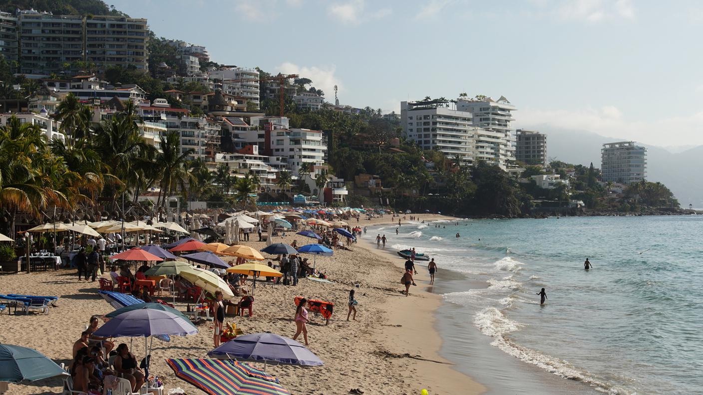 Turisti in spiaggia a Puerto Vallarta