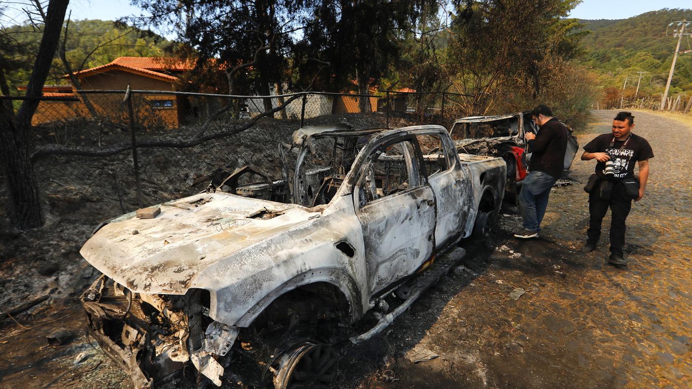 Una vettura bruciata nell'operazione che ha portato all'uccisione di "El Mencho" a Tapalpa