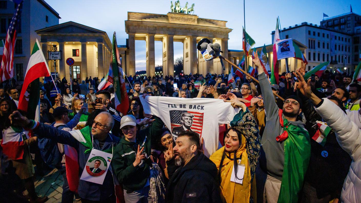 Esiliati iraniani hanno manifestato sabato a Berlino per la caduta del regime