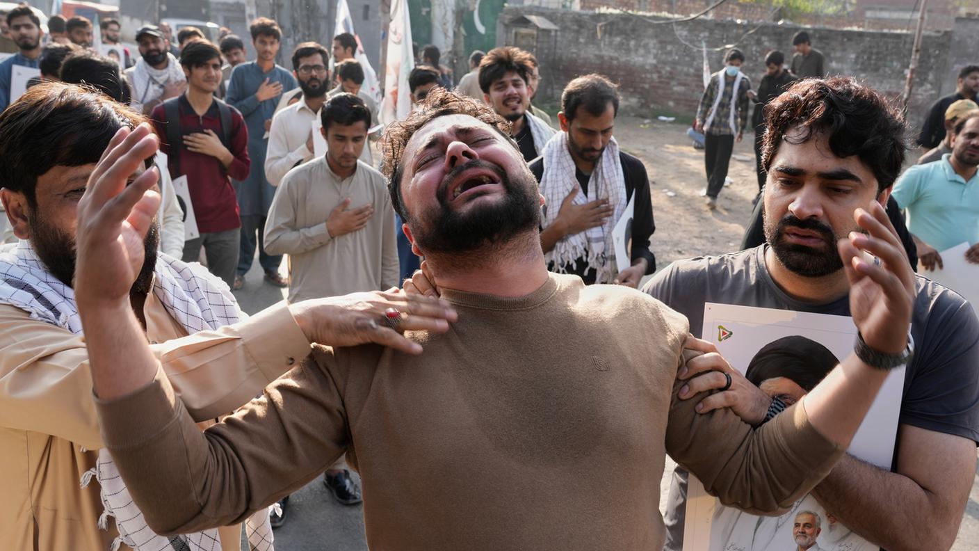 Il dolore per la morte di Ali Khamenei 