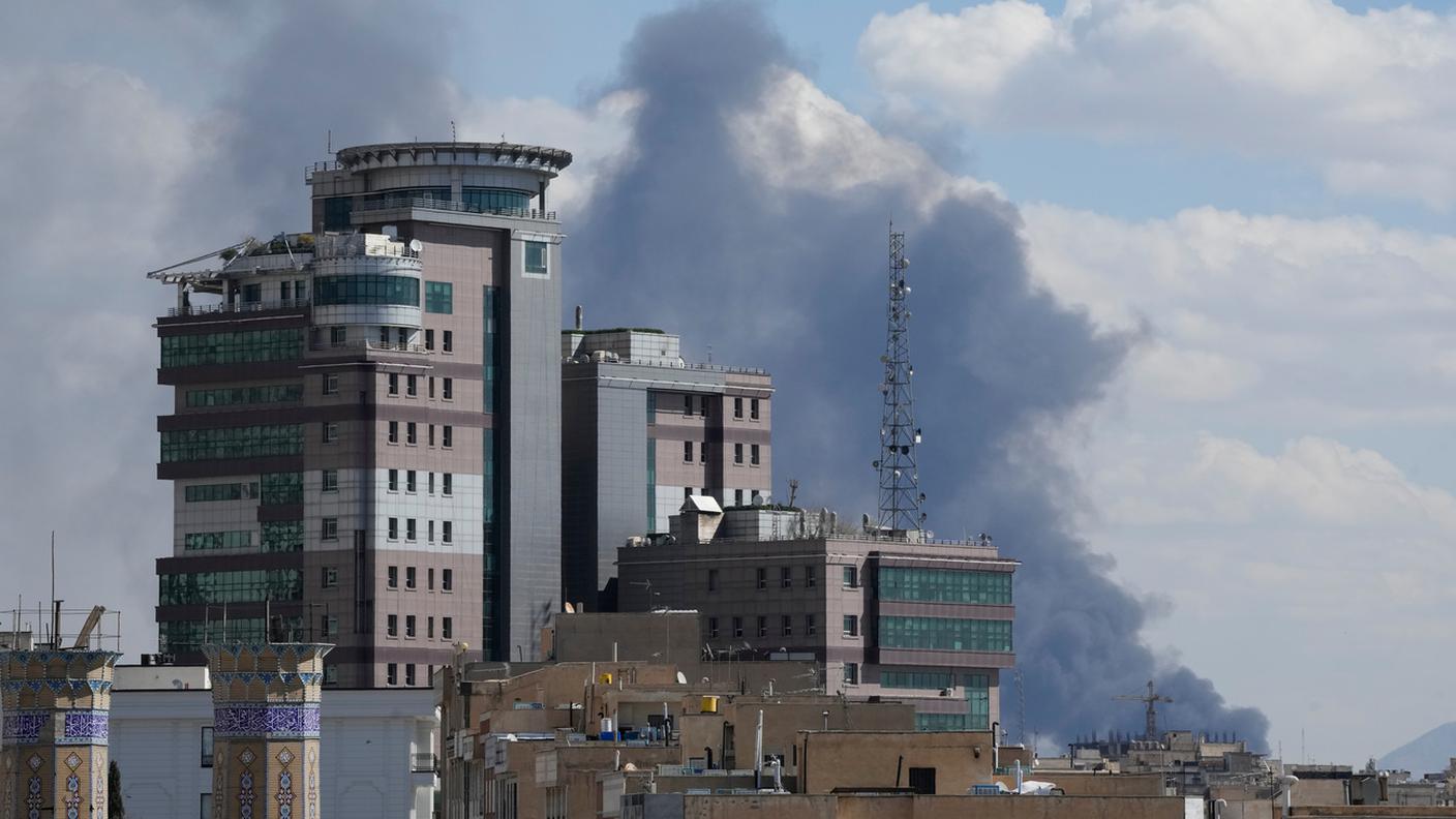 Proseguono anche domenica i bombardamenti su Teheran