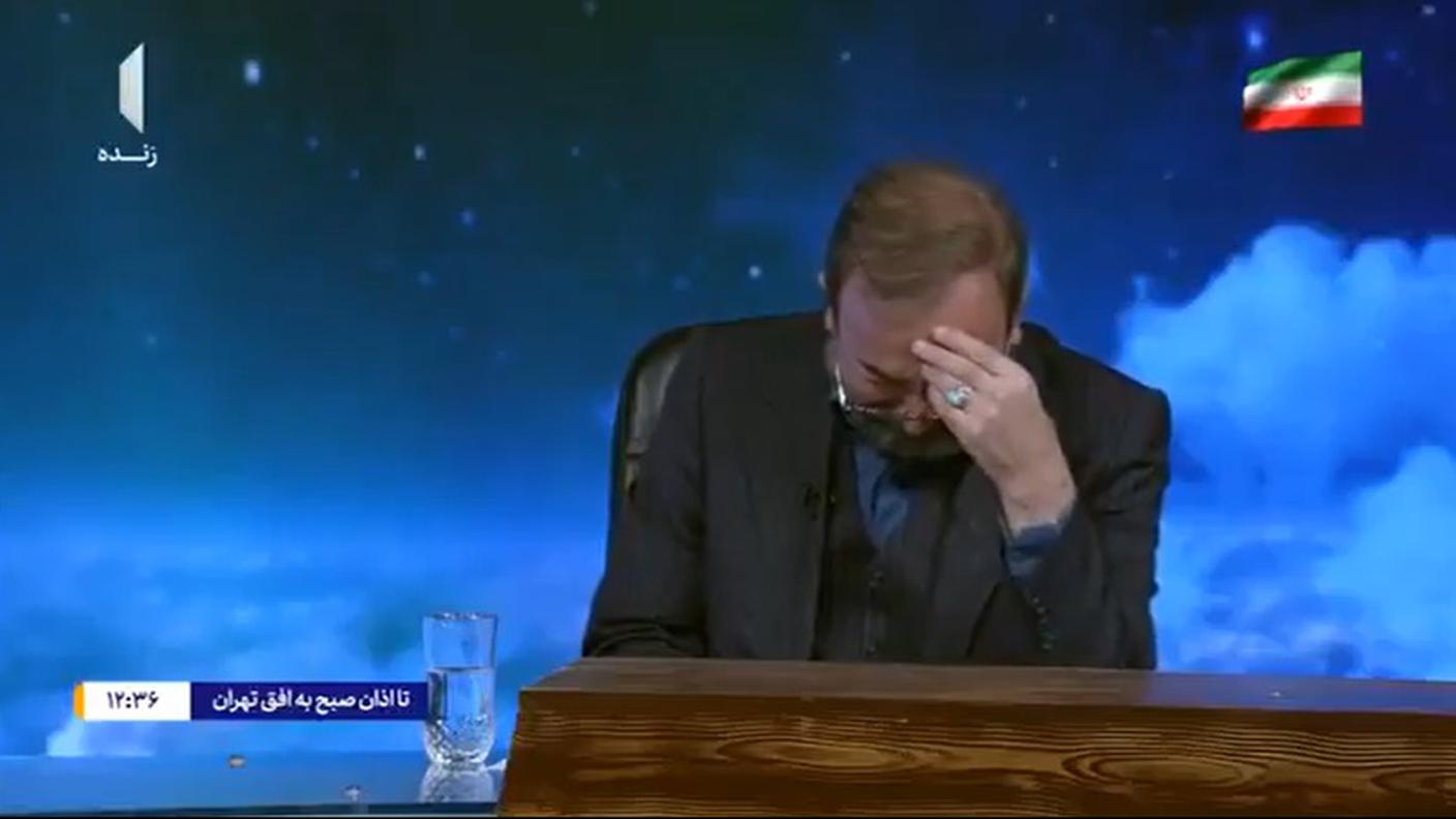 L’annuncio in lacrime della morte di  Khamenei alla TV di Stato in Iran