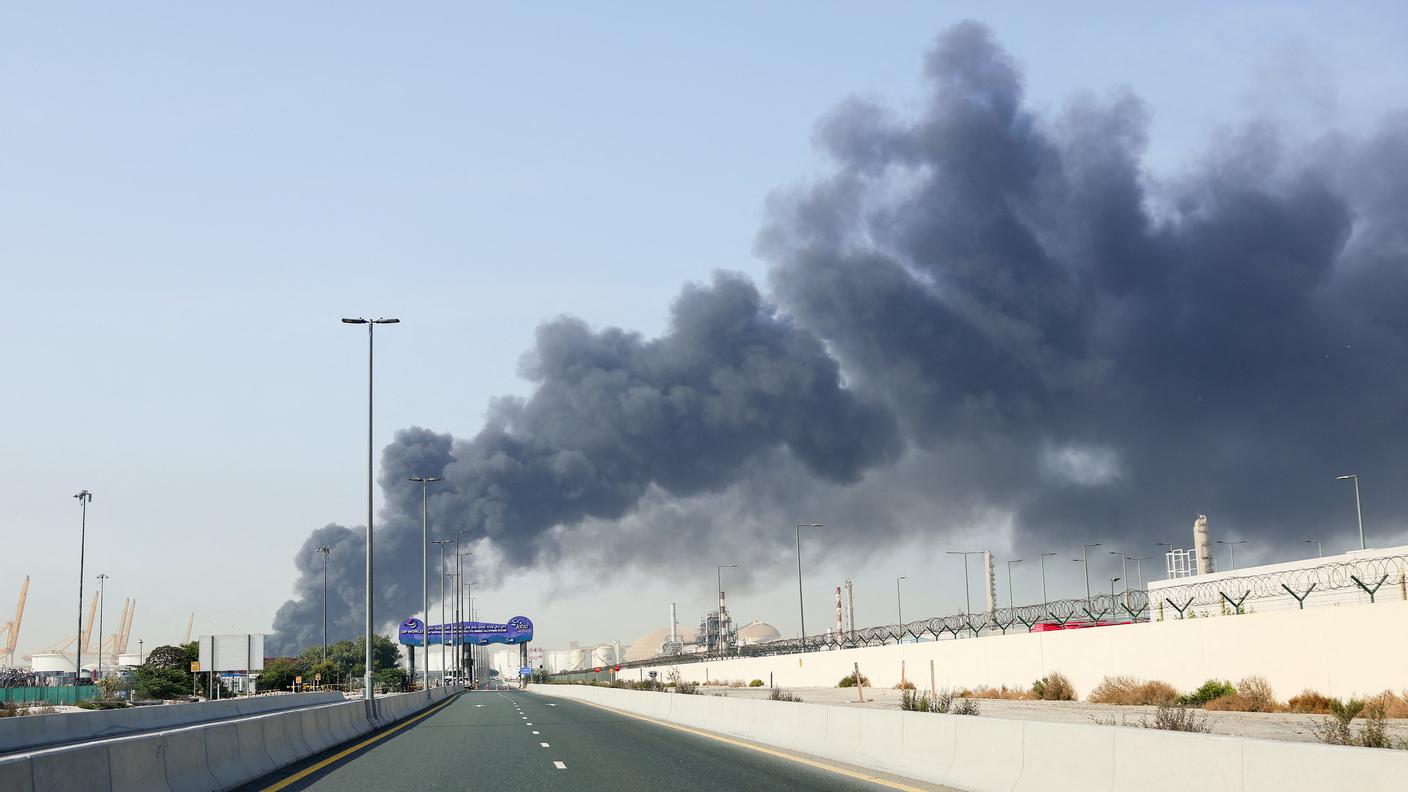 Fumo che si alza dal porto di Jebel Ali a Dubai
