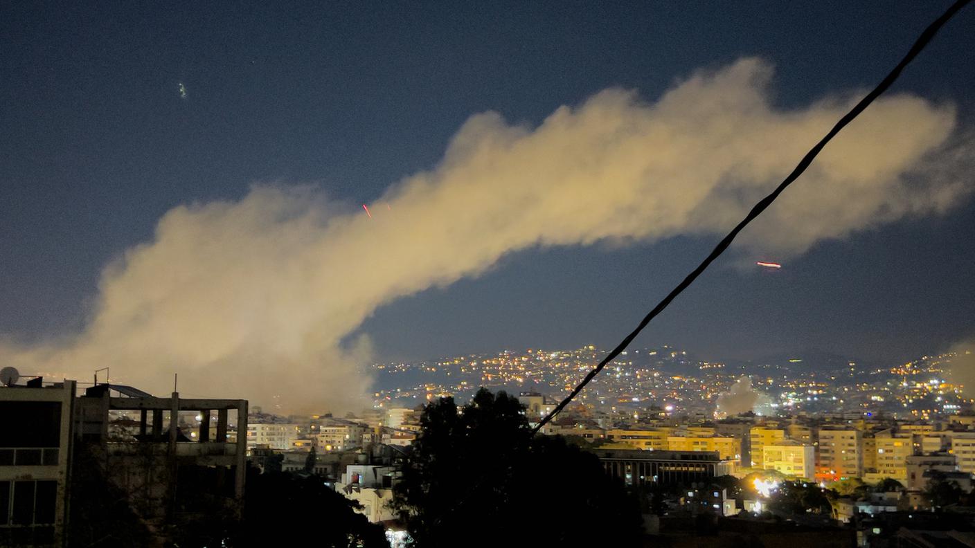 Una colonna di fumo nelle periferia di Beirut, dopo un raid israeliano in risposta agli attacchi sferrati dai miliziani Hezbollah