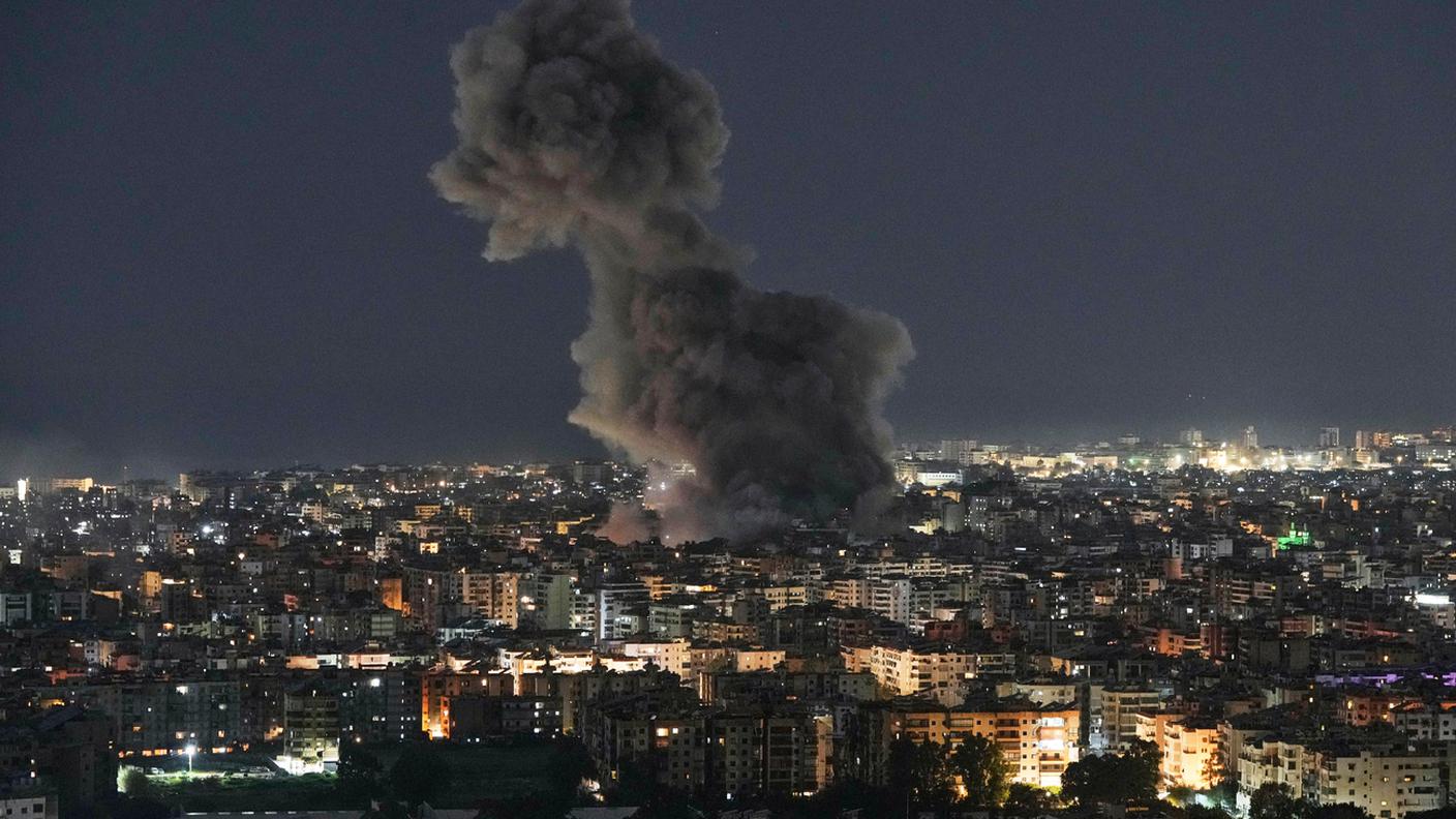 Ancora raid israeliani in Libano in risposta agli attacchi dei miliziani Hezbollah: una colonna di fumo alla periferia di Beirut, dopo i bombardamenti nella notte