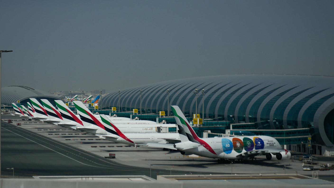 Velivoli di Emirates fermi all'aeroporto internazionale di Dubai