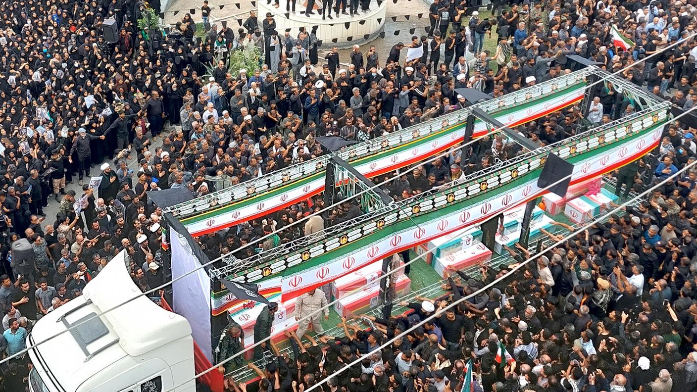 Funerale, a Teheran, delle 165 persone morte in attacchi americani e israeliani che hanno colpito la scuola di Minab, nel sud dell'Iran