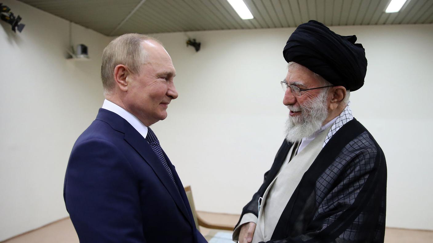 Vladimir Putin stringe le mano dell'Ayatollah Ali Khamenei a Tehran nel luglio del 2022