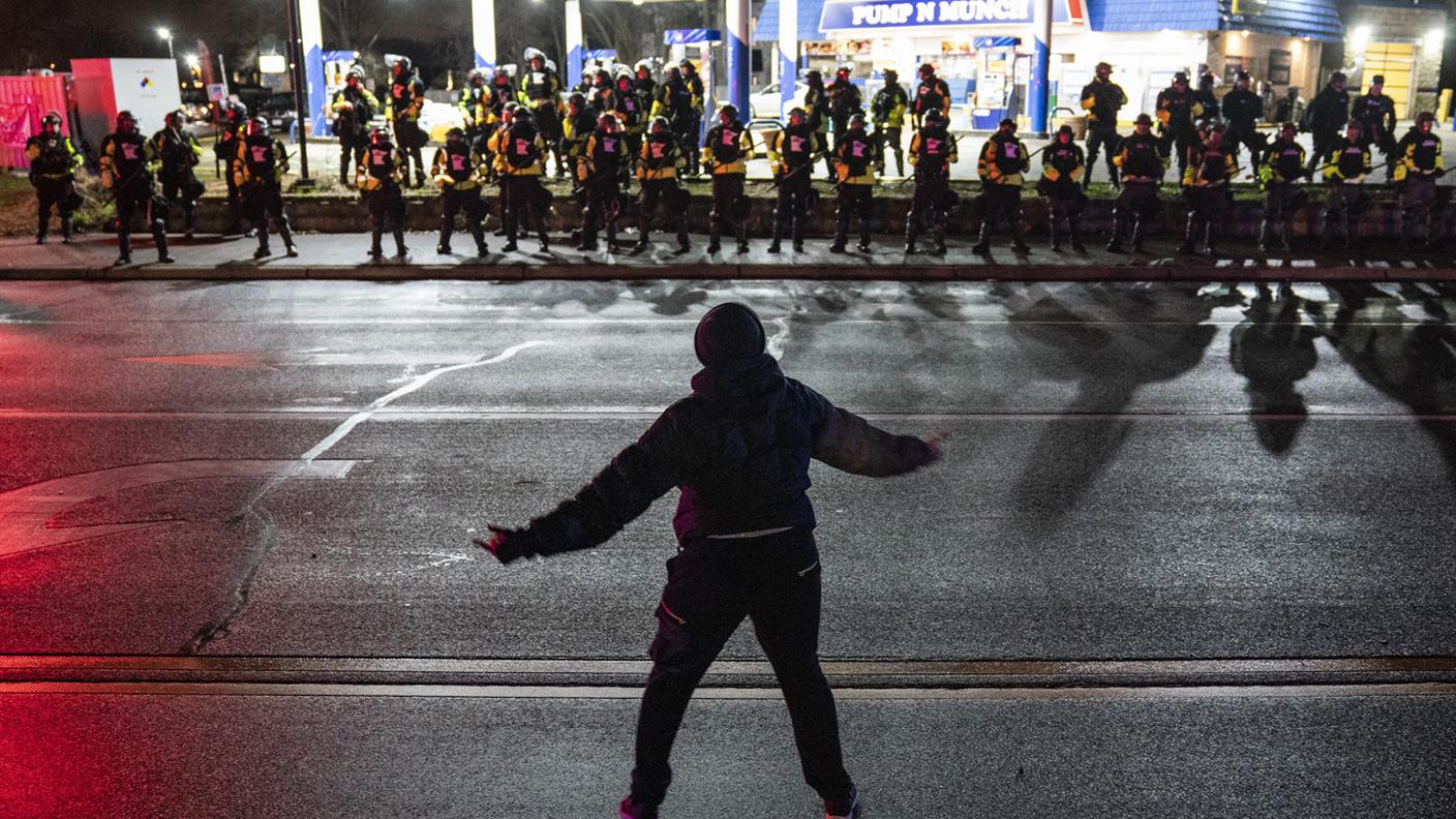 Intervento in forze della polizia per fronteggiare i dimostranti