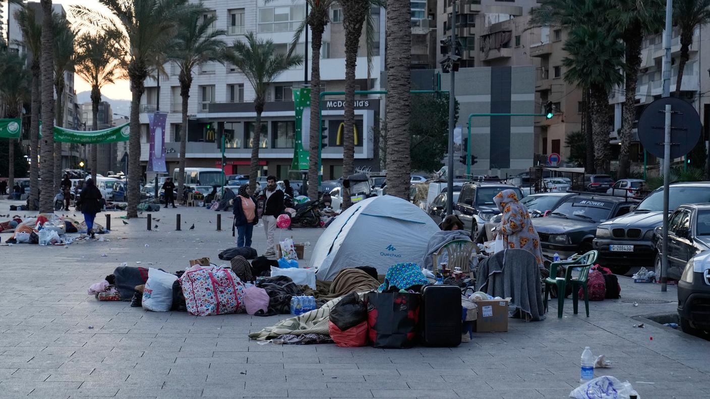 Chi fugge dai bombardamenti israeliani a Beirut si ritrova a dormire anche per strada
