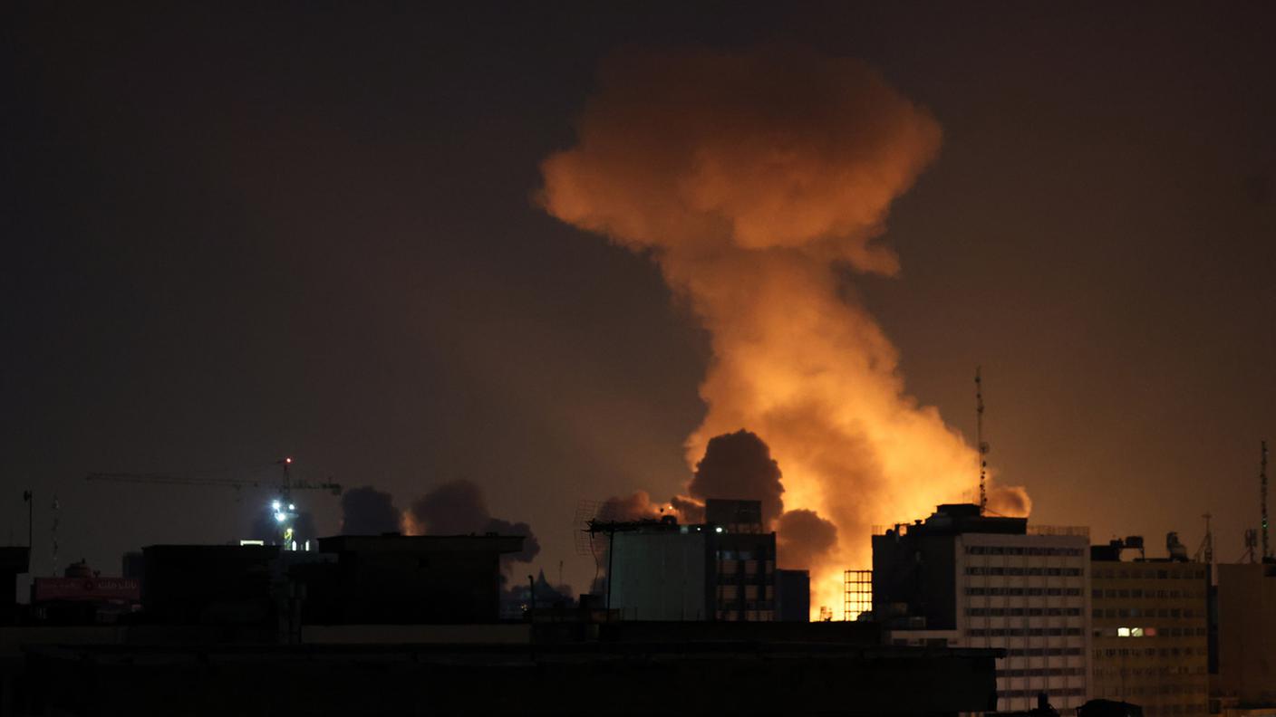 I bagliori delle esplosioni nella capitale iraniana Teheran