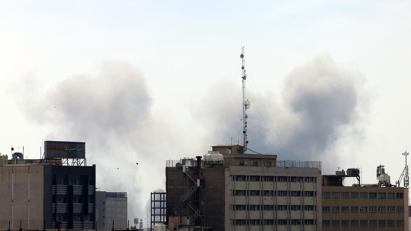 Colonne di fumo da edifici a Teheran, dopo le incursioni aeree di stamani