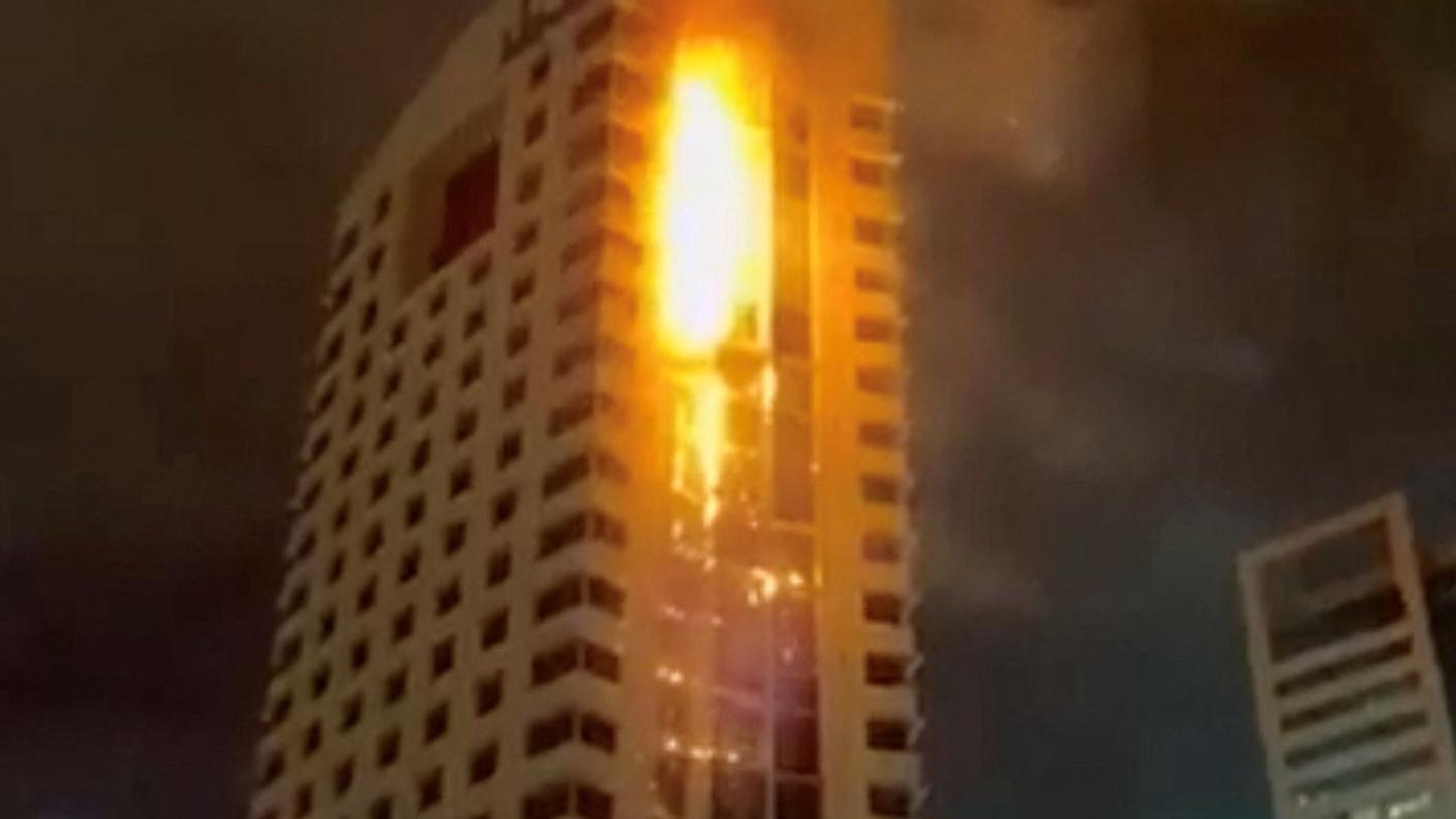 Il palazzo in fiamme a Kuwait City