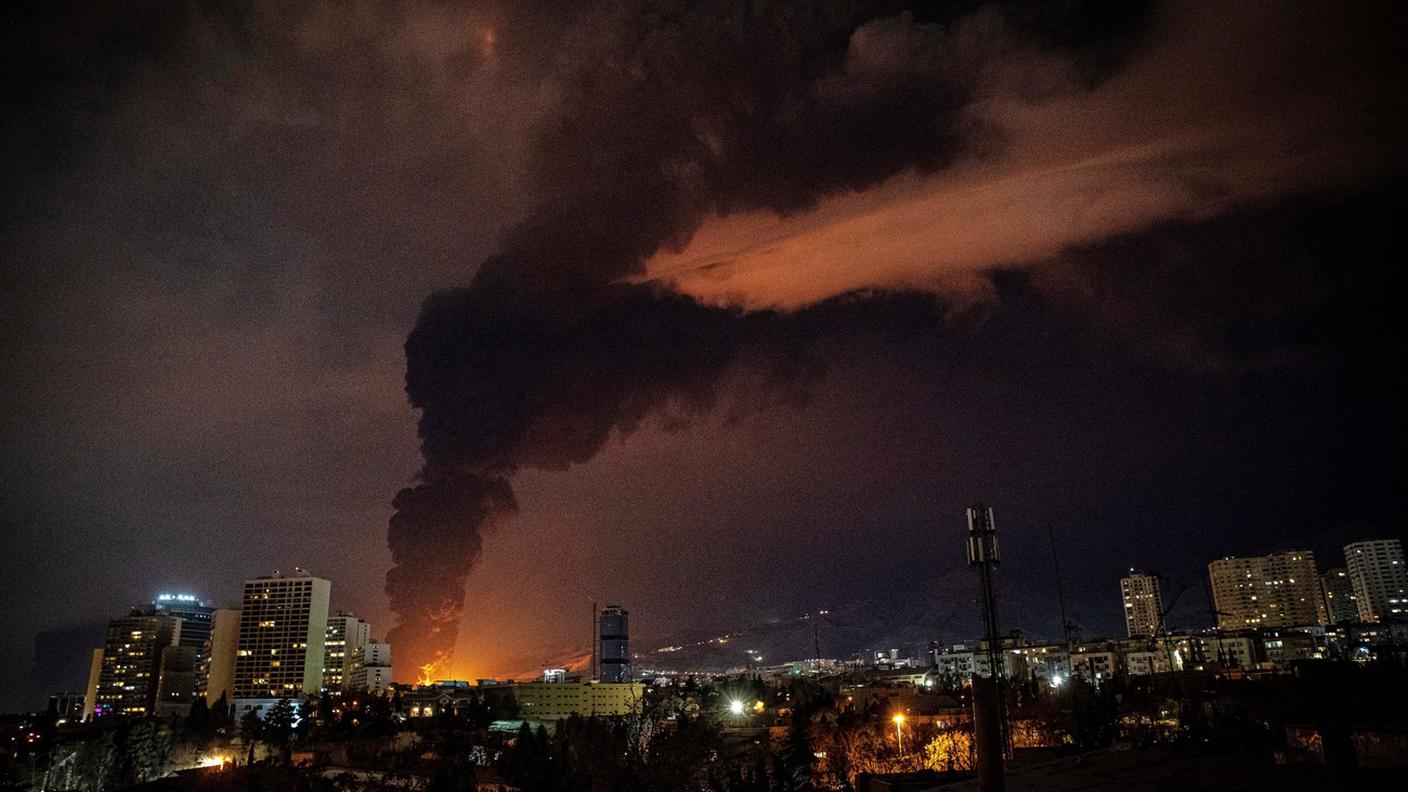 A Tehran una nuvola di fumo sale da un sito di stoccaggio di petrolio 