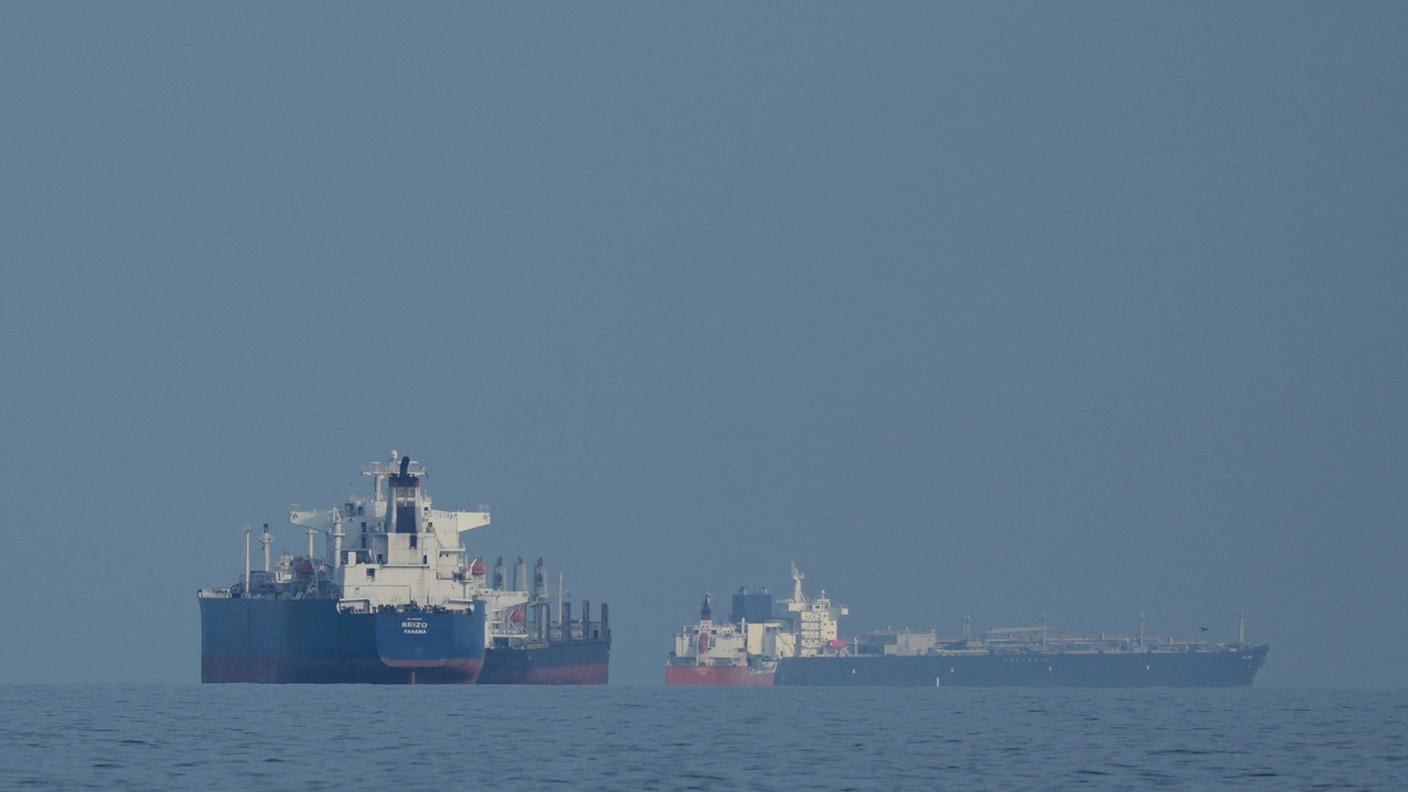 Petroliere e navi cargo si allineano nello Stretto di Hormuz mercoledì 11 marzo