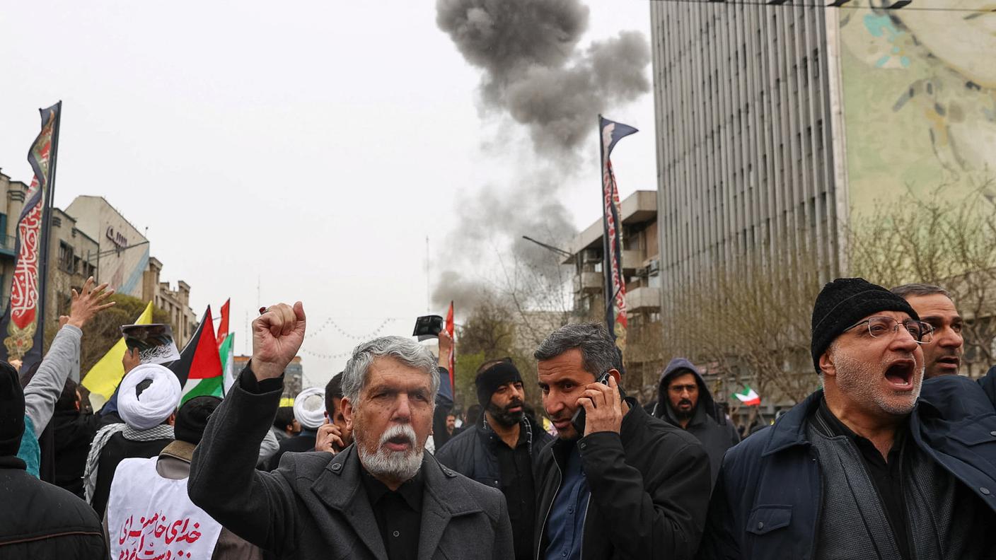 Iraniani in piazza malgrado i raid