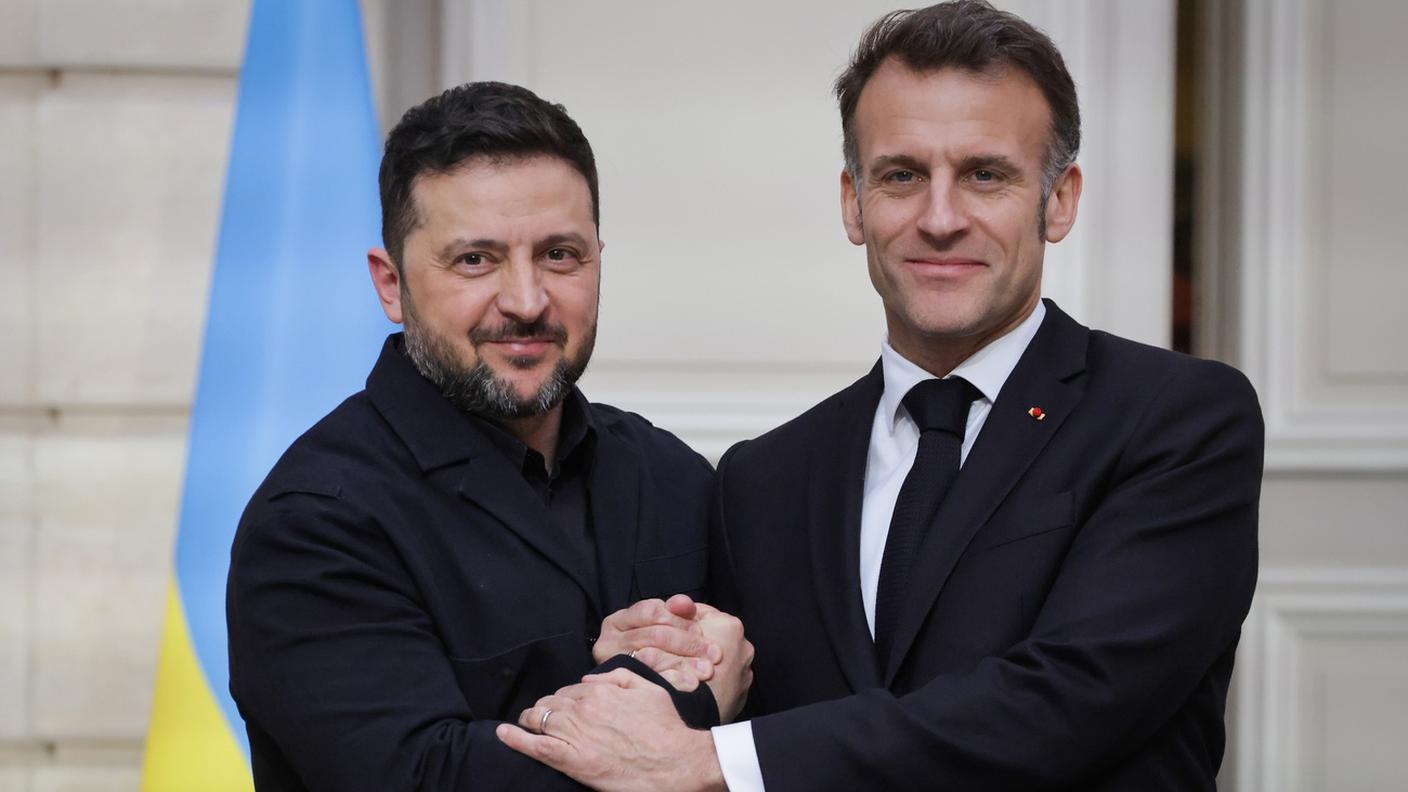 Macron e Zelensky durante il loro incontro a Parigi