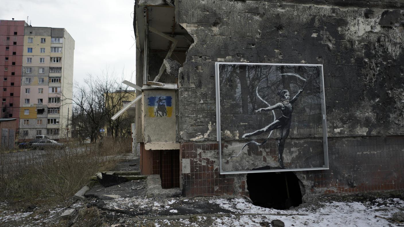 Un'opera di Banksy ai piedi di un edificio distrutto a Irpin, nei pressi di Kiev, in Ucraina.