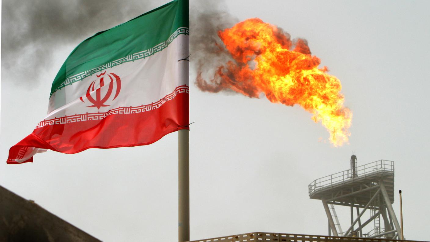 Fuga di gas da una piattaforma di produzione petrolifera in Iran