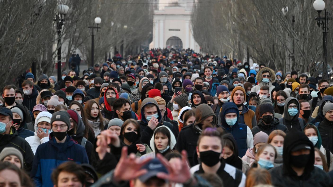 Un corteo a sostegno di Navalny nella città di Omsk