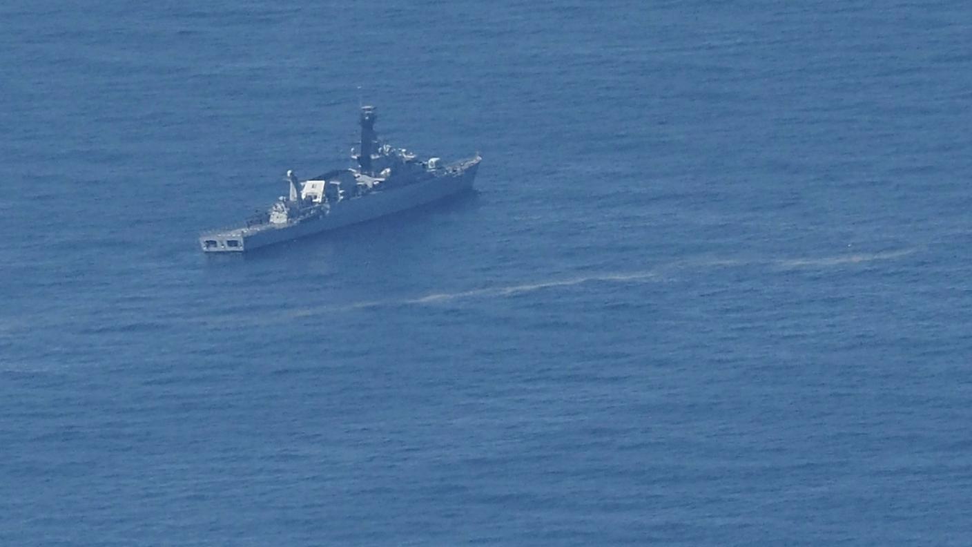 Una delle unità della Marina indonesiana impegnate nelle ricerche del sottomarino scomparso
