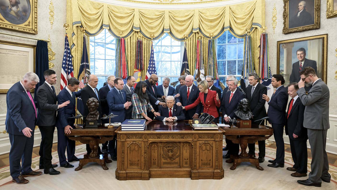 I membri dell'Ufficio della Casa Bianca per la fede e le iniziative religiose formano un cerchio di preghiera attorno al presidente degli Stati Uniti Donald Trump nello Studio Ovale della Casa Bianca