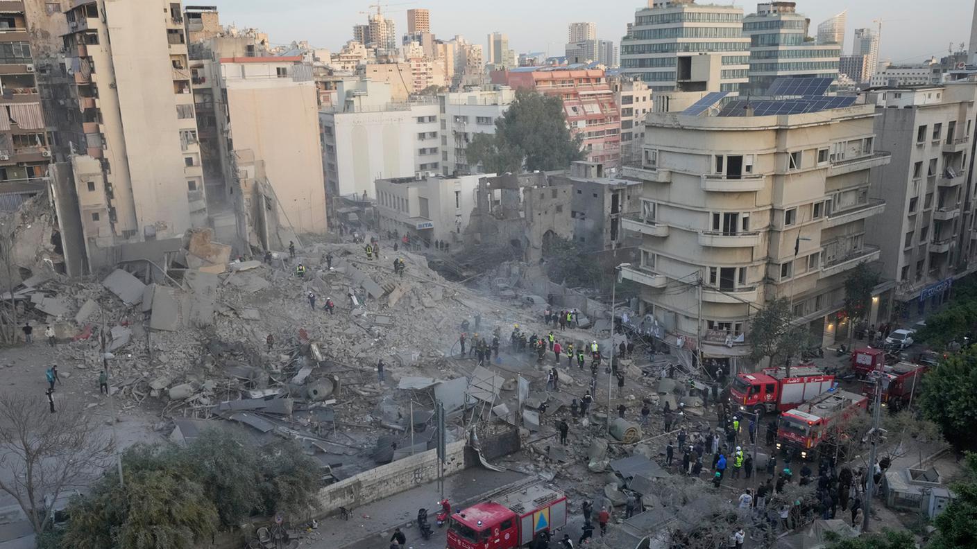 Soccorritori in azione in seguito a un raid israeliano su Beirut, in Libano