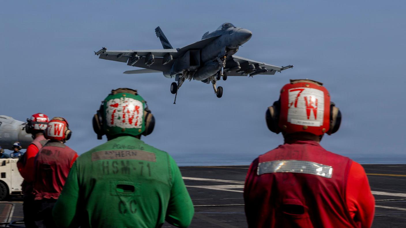 Un F/A-18E in atterraggio sulla portaerei Lincoln, a supporto dell'attacco USA all'Iran, foto d'archivio del 2 marzo 2026