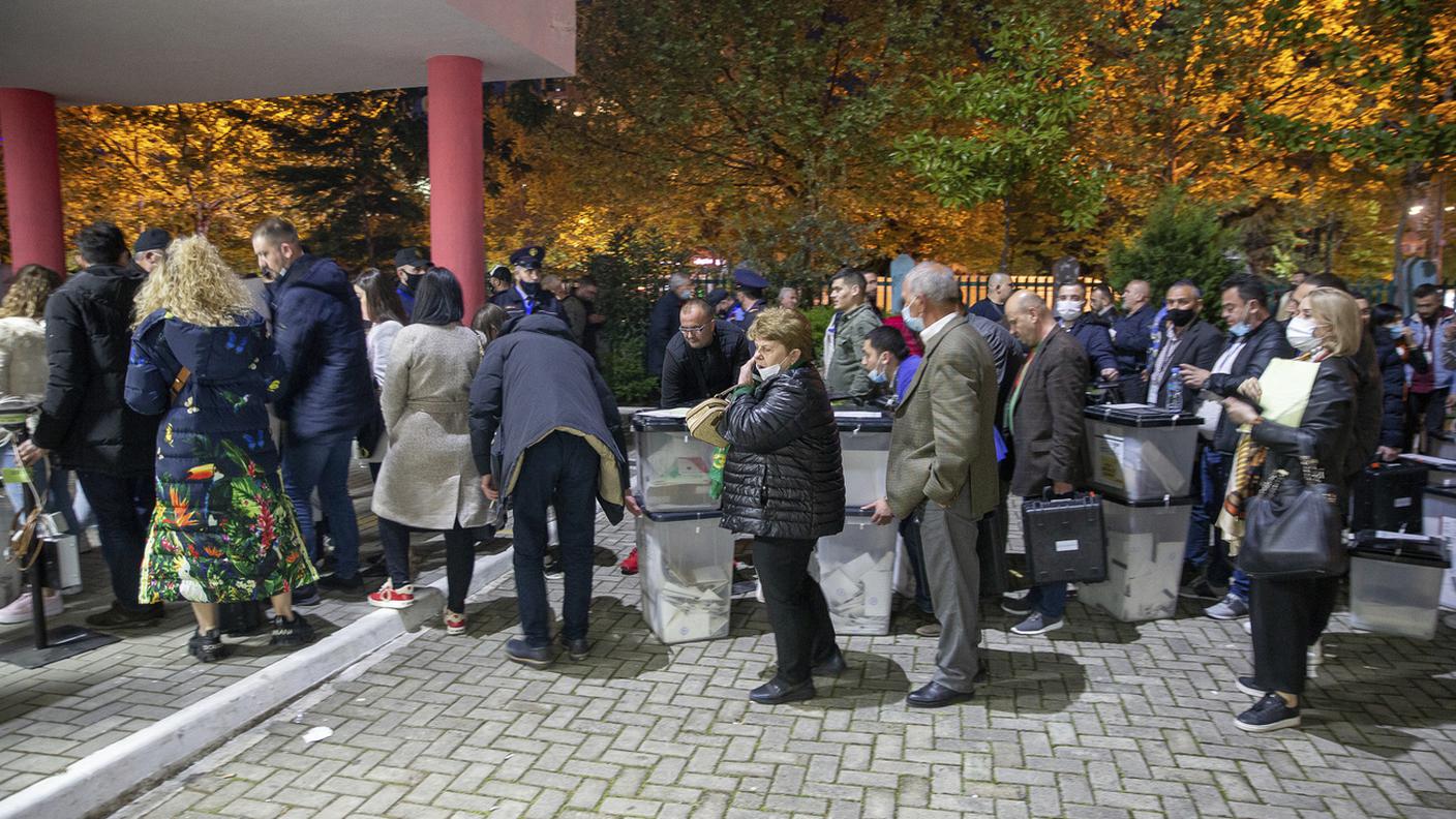 La consegna delle urne elettorali a un centro di conteggio a Tirana