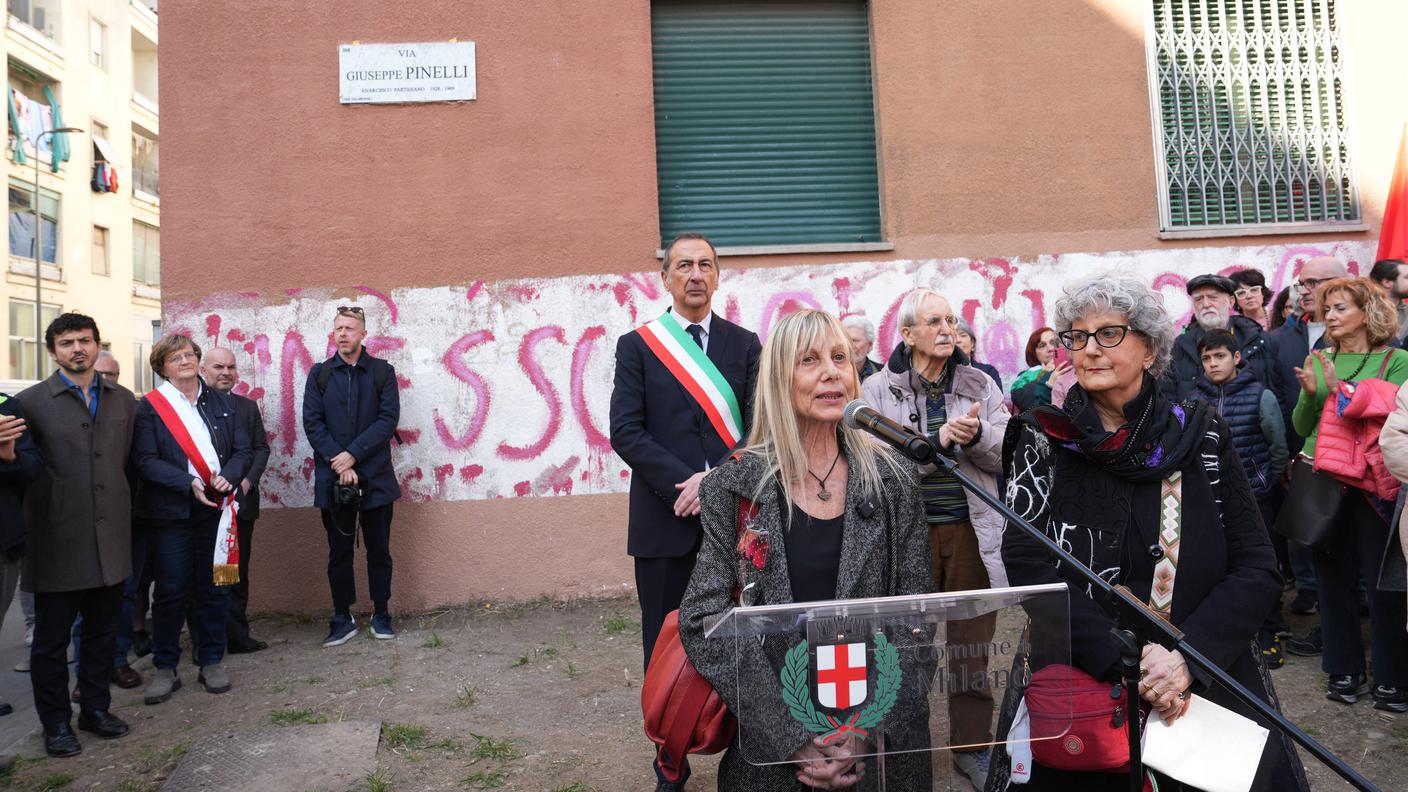 Le figlie Silvia e Claudia Pinelli alla cerimonia di dedica della via al padre, Giuseppe Pinelli