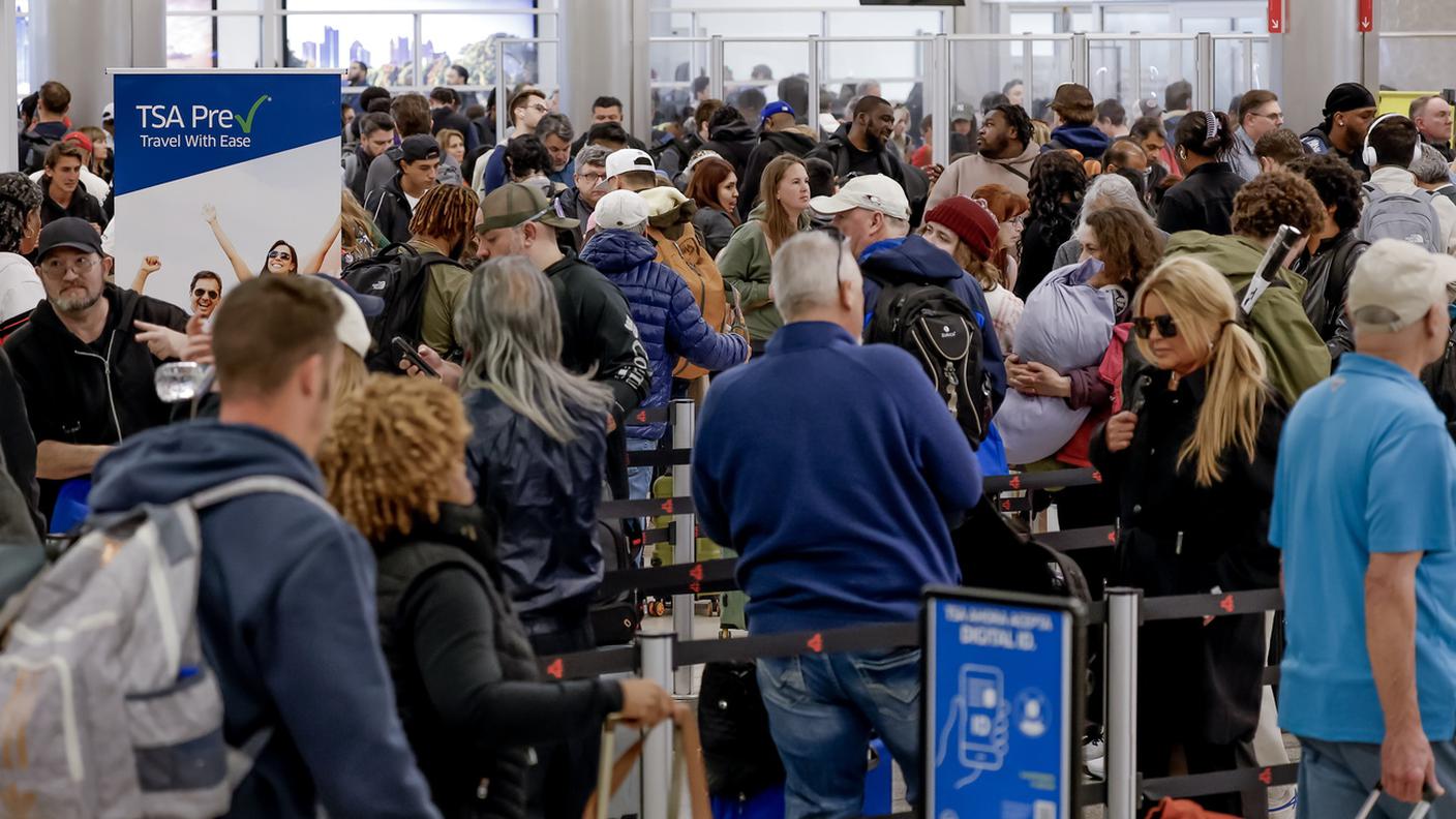 Una lunga fila all'aeroporto internazionale Hartsfield-Jackson di Atlanta. La parziale chiusura del governo federale USA ha causato ritardi ai controlli di sicurezza per i viaggiatori