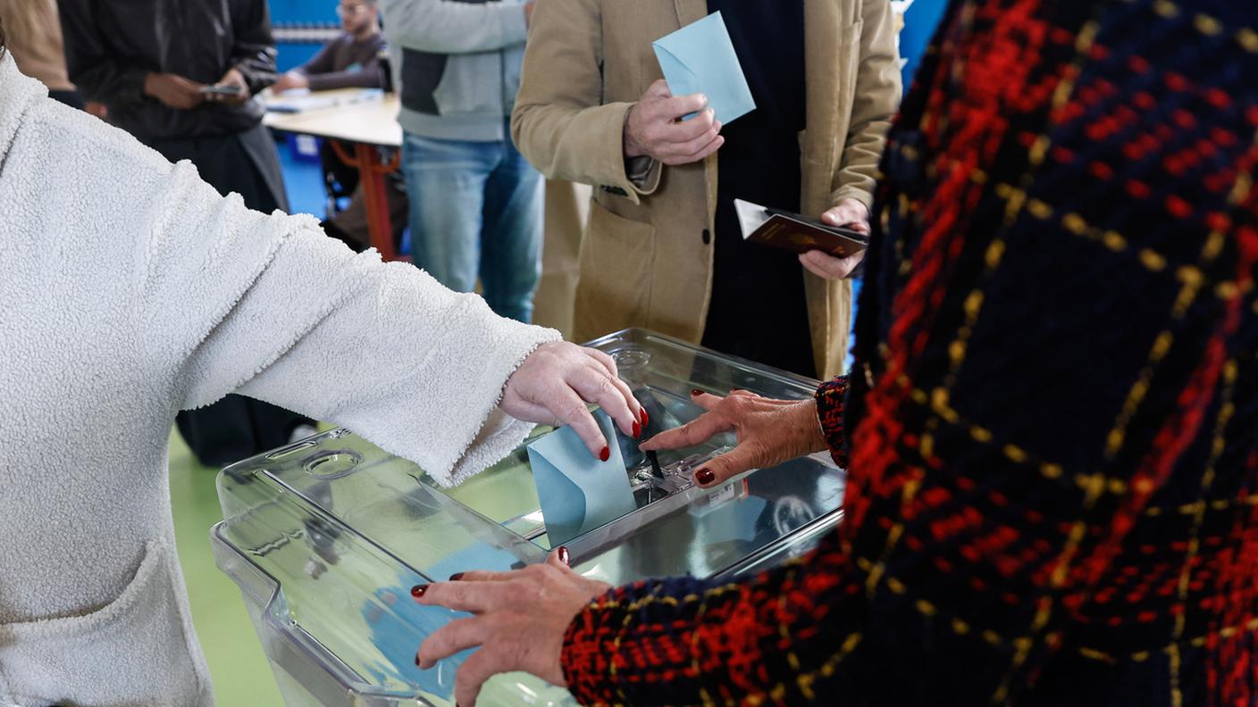 Una donna vota in un seggio durante il secondo turno delle elezioni comunali francesi a Parigi, 22 marzo 2026