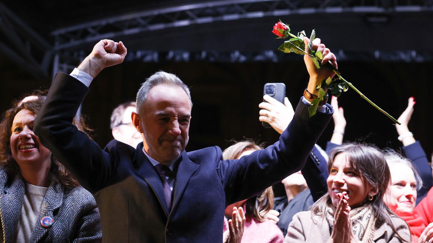 Emmanuel Gregoire celebra la vittoria a Parigi